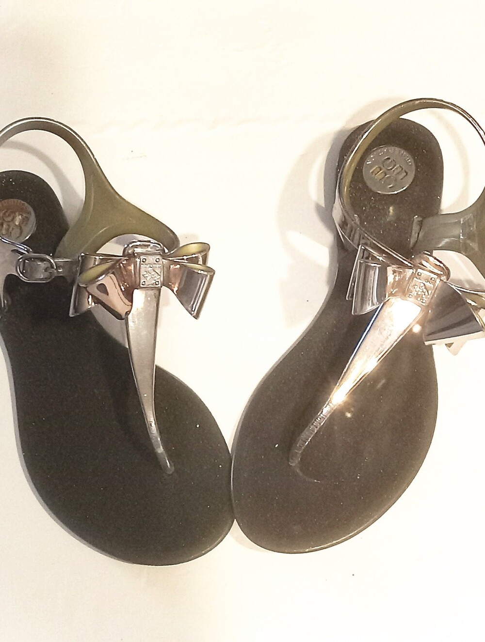BCBG Sugary Jelly Bow Thong Sandals Black Slip-On Sz 8 Silver